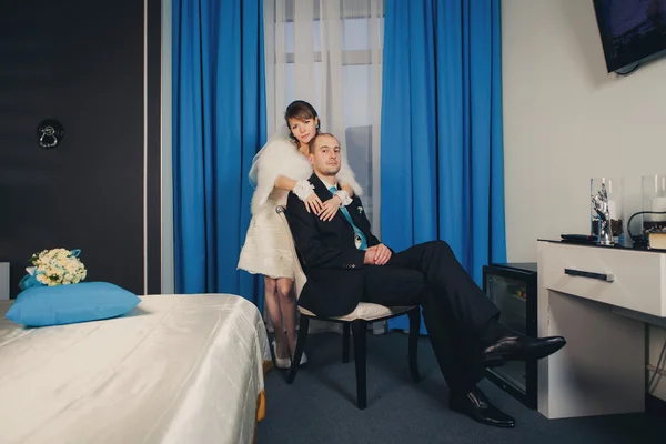Novia y novio en el hotel — Foto de Stock