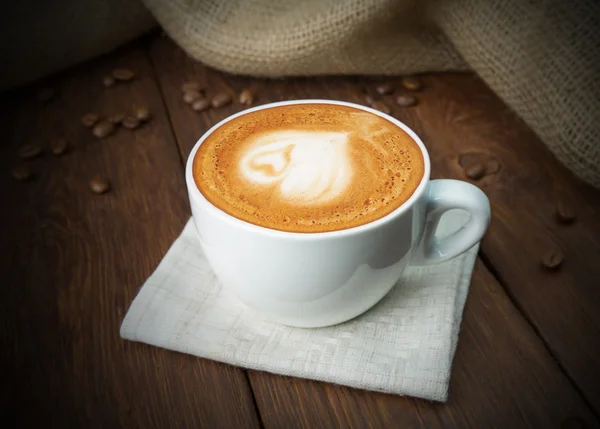 Tasse Cappuccino-Kaffee auf Holz — Stockfoto