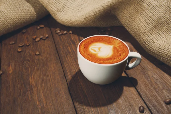 Taza de café capuchino a la madera —  Fotos de Stock