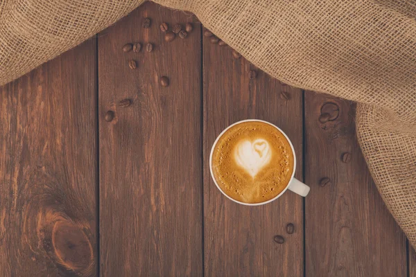 Чашка кофе с капучино на дереве — стоковое фото