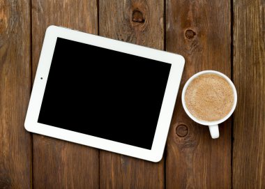 Tablet ve ahşap bir masa kahve