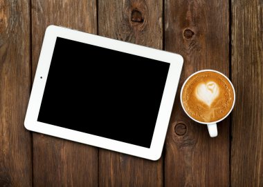 Tablet ve ahşap bir masa kahve