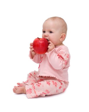 Elma yiyen bebek