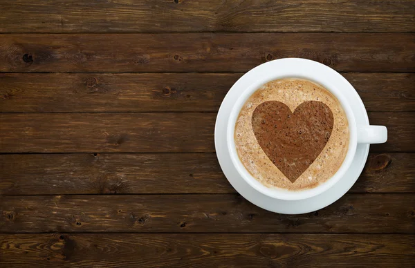 Filiżanka kawy z serca na drewno — Zdjęcie stockowe