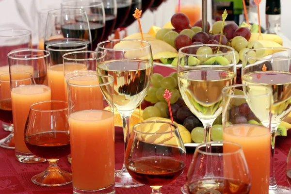 Catering - copos com bebidas — Fotografia de Stock