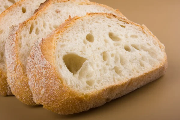 Кусочки свежего сельского хлеба — стоковое фото