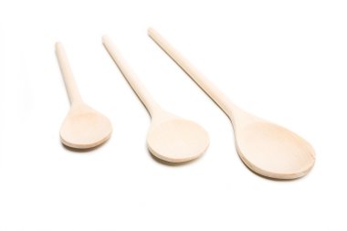 Üç tahta kaşıklar beyaz izole