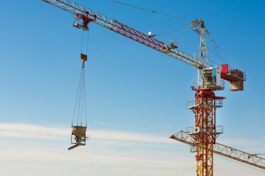 İnşaat alanı bir çimento kova kadar kaldırma Vinçler