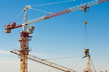 İnşaat alanı bir çimento kova kadar kaldırma Vinçler