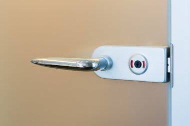 Banyo kapı kolu kilidi kapalı