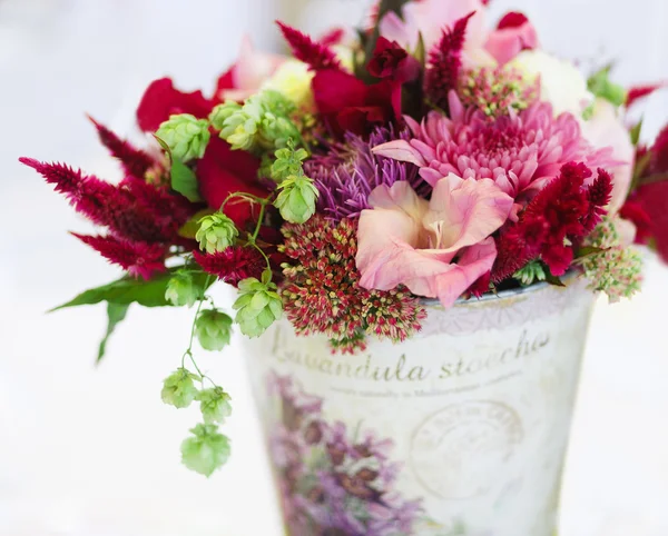 Hermosa decoración ramo de flores — Foto de Stock
