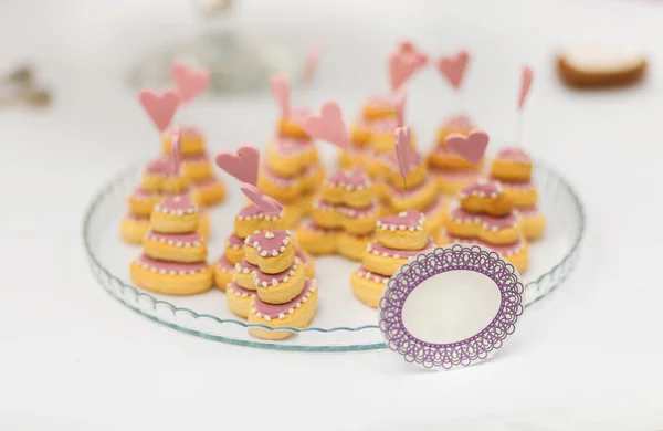 Mesa de bar de doces festiva servida com buiscuits — Fotografia de Stock