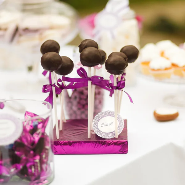 Barra de doces festiva servida - pirulitos de doces de chocolate — Fotografia de Stock