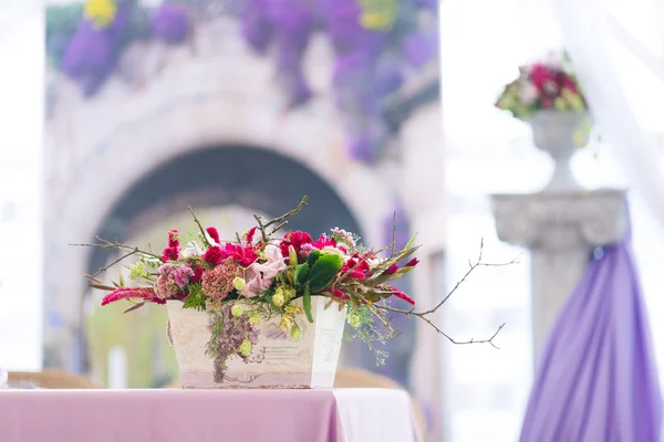 Mooie bloemen boeketten bruiloft decor — Stockfoto
