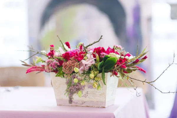 Hermosa decoración ramos de flores — Foto de Stock