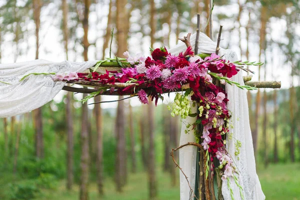 Detail van bruiloft decoratie - bloem boog hoek — Stockfoto