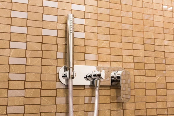 Moderner Duschkopf im Badezimmer — Stockfoto