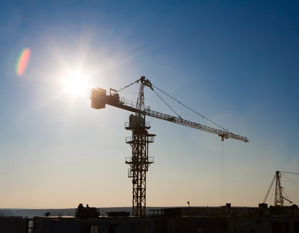 Silueta de la grúa torre en el área de construcción —  Fotos de Stock