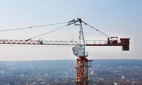 Torre guindaste silhueta na área de construção — Fotografia de Stock