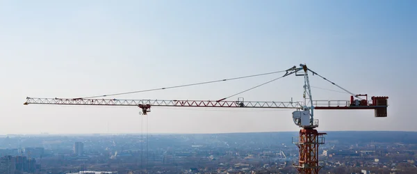 Torre guindaste silhueta na área de construção — Fotografia de Stock