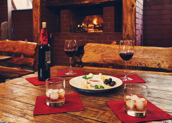 Romantisch diner voor twee in de buurt van open haard — Stockfoto