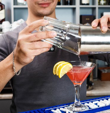 Barmen karıştırma cosmopolitan kokteyl eller