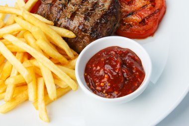 Restoran gıda - sığır eti ızgara biftek ile kızarmış patates