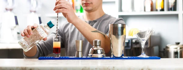 Manos de barman mezclando cóctel tiro — Foto de Stock