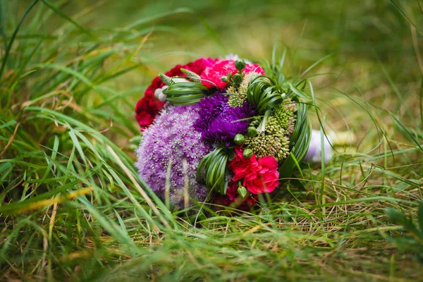Bruiloft boeket in het gras — Stockfoto