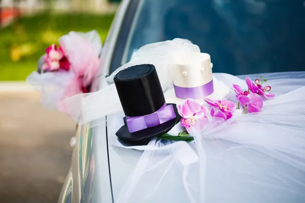 Bruiloft auto decoratie met twee hoge hoeden — Stockfoto