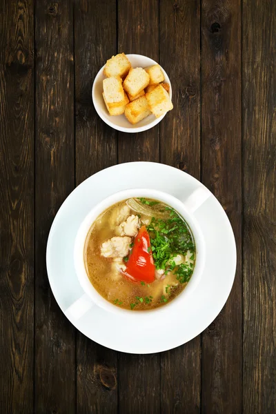 Comida de restaurante - sopa de peixe branco com croutons — Fotografia de Stock