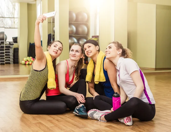 Grupo de meninas em classe de fitness fazendo selfi — Fotografia de Stock