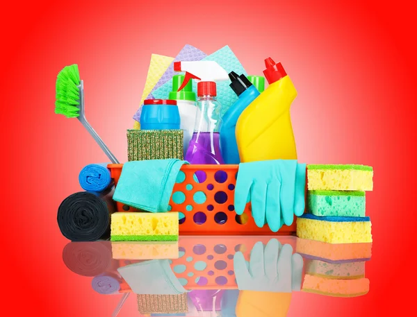 Különféle tisztítószerek egy kosárban — Stock Fotó