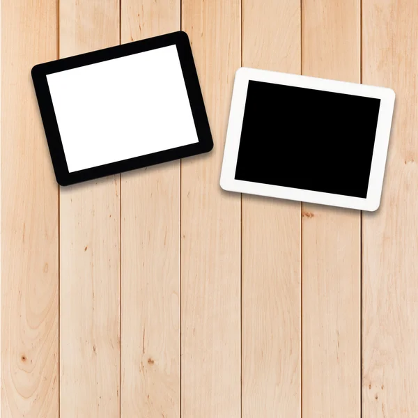 Два планшета ПК на деревянном столе — стоковое фото