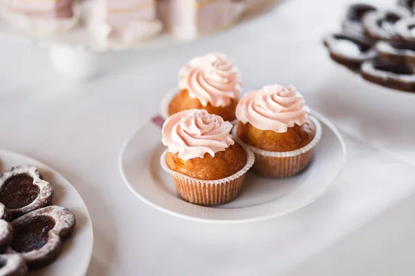 Cupcakes primer plano en la mesa del banquete — Foto de Stock