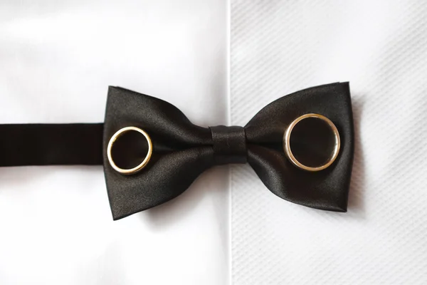 Groom corbata de lazo primer plano con anillos — Foto de Stock