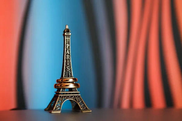 Eiffel tower souvenir with rings on it — Stock Photo, Image