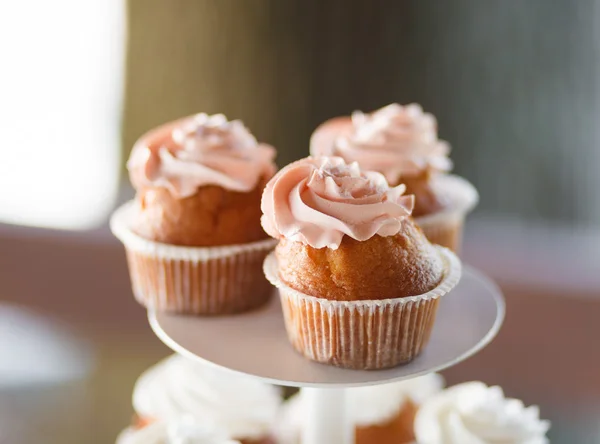 Cupcakes närbild på bankett tabellen — Stockfoto