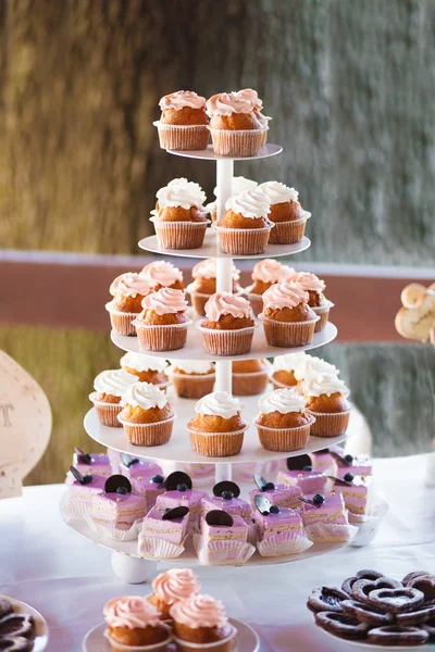 Cupcakes türmen sich am Banketttisch — Stockfoto