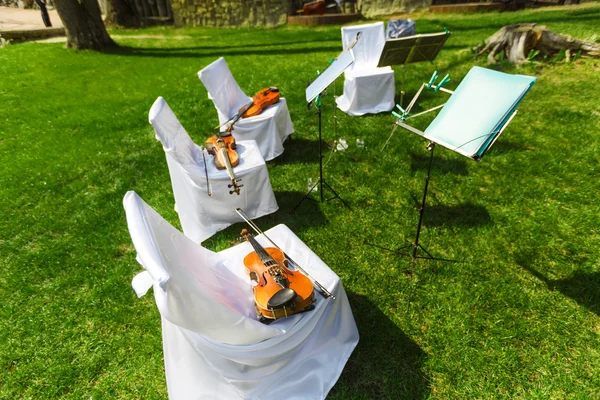 Outdoors wedding ceremony - string quartet's chairs with instrum — Stock Photo, Image