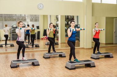 Step aerobik yapmak kadın grubu