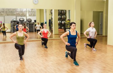 Step aerobik yapmak kadın grubu