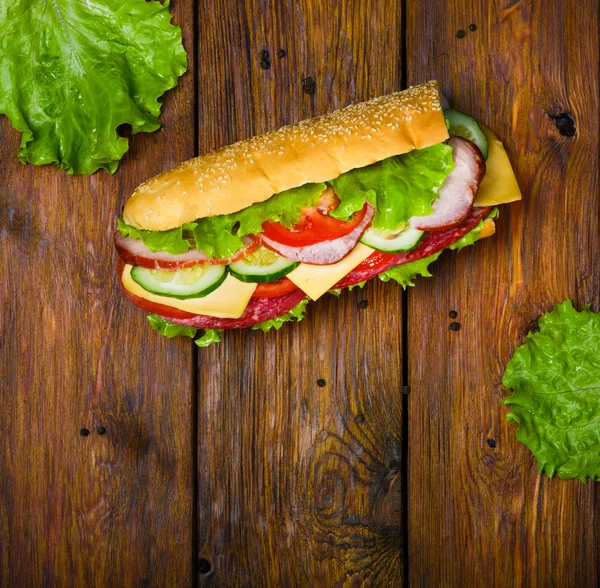 Sandwich à la viande et légumes sur bois — Photo