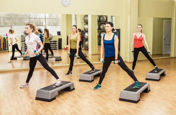 Grupo de mujeres haciendo aeróbic paso — Foto de Stock