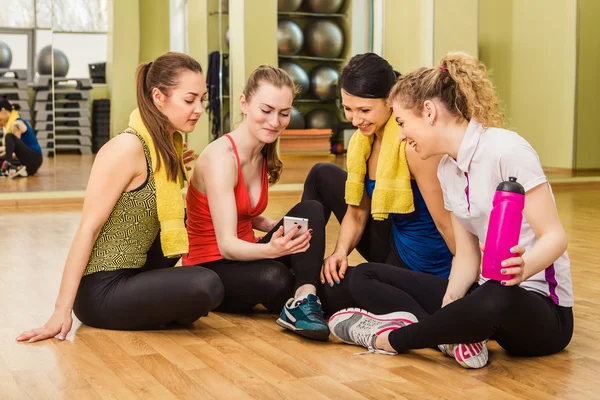 Grupo de meninas em classe de fitness no intervalo — Fotografia de Stock