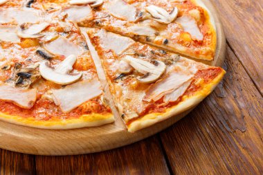 Mantar ve Füme tavuk lezzetli pizza