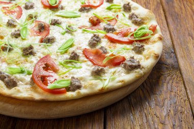 Lezzetli deniz ürünleri pizza domates ile