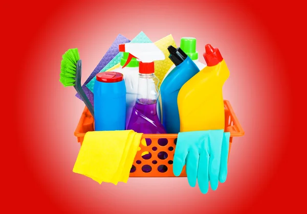 Varietà di prodotti per la pulizia in un cestino — Foto Stock