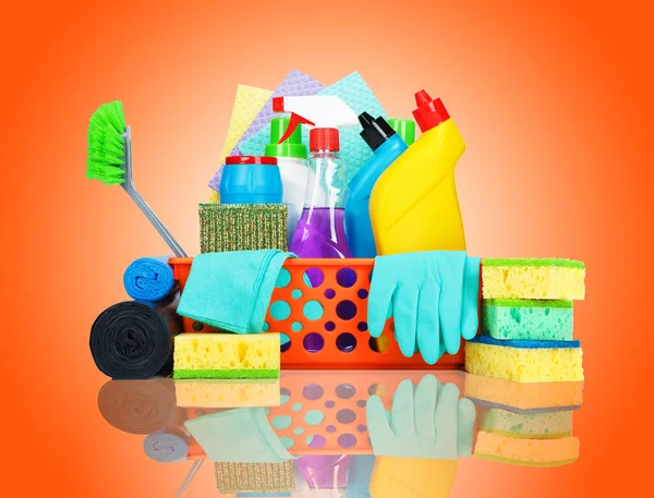 Variété de produits de nettoyage dans un panier — Photo
