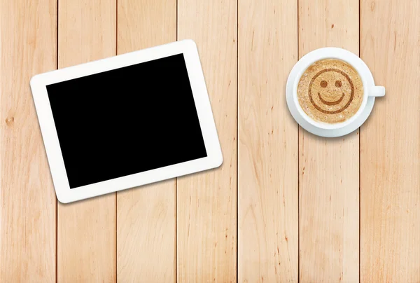 Tablet PC e café com sinal de sorriso — Fotografia de Stock